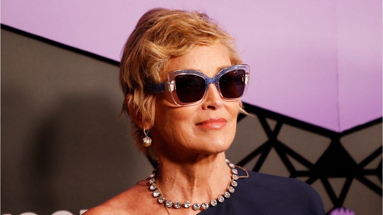GALA VIDEO - Sharon Stone, 66 ans, pose en ling...