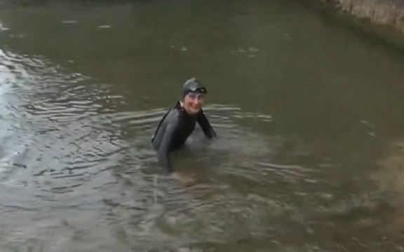 Les images de la plongée dans la Seine de la ministre des Sports et des Jeux Amélie Oudéa-Castéra