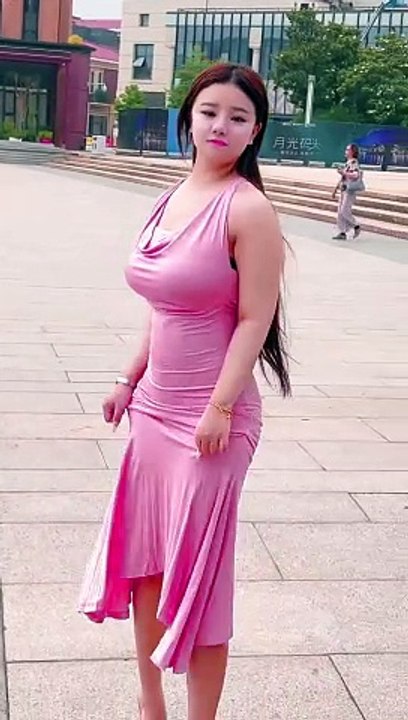 Stunning Girl in Stylish Outfit: Radiant Smile