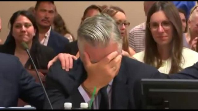 Il processo è archiviato e Alec Baldwin scoppia in lacrime in aula