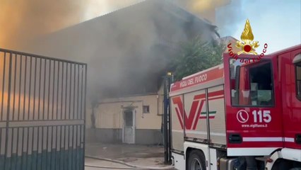Sant'Antimo (NA) - In fiamme magazzino di elettrodomestici in una palazzina (13.07.24)