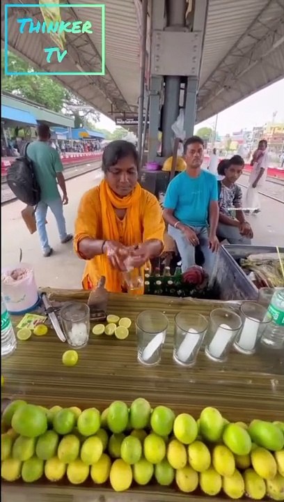 An indian aunty work so hard very fast on the road |see the juice making trick of aunty on the road