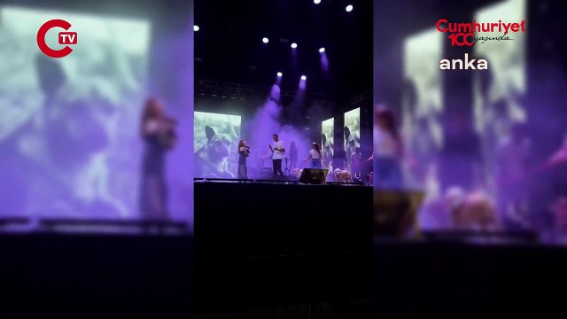 Ünlü şarkıcı Sertap Erener’den AKP’nin sokak hayvanlarıyla ilgili teklifine tepki: “Böyle bir şeyi biz kaldıramayız. Zaten çok acımız var, bir de bunu eklemeyelim”