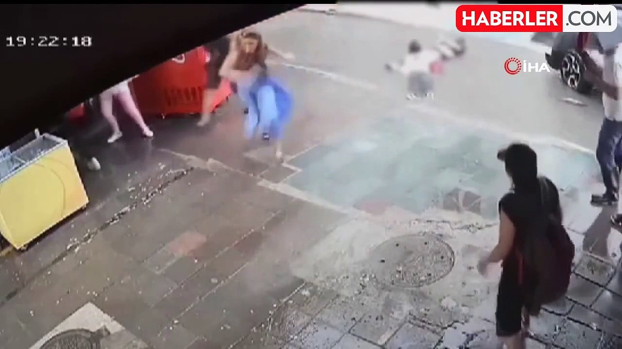 Yoldan geçen iki kişinin elektrik akımına kapılarak hayatını kaybettiği anların görüntüsü ortaya çıktı