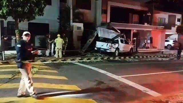 Caminhonete atinge duas casas na avenida Pernambuco e acidente deixa três pessoas feridas