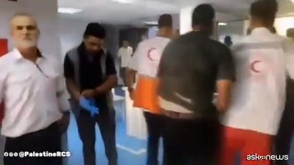 Feriti portati via dopo raid Israele al campo sfollati ad al-Masawi