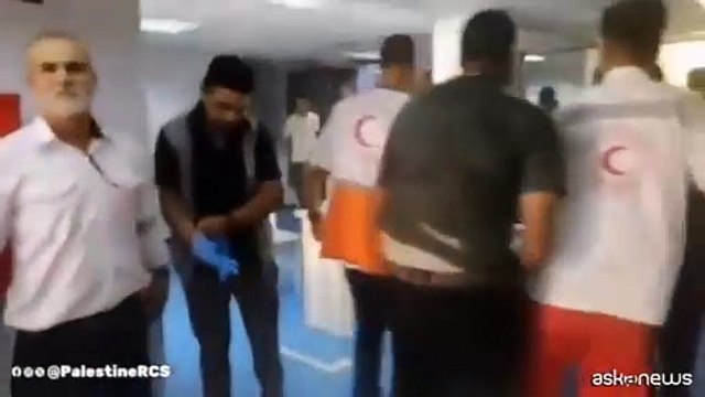 Feriti portati via dopo raid Israele al campo sfollati ad al-Masawi