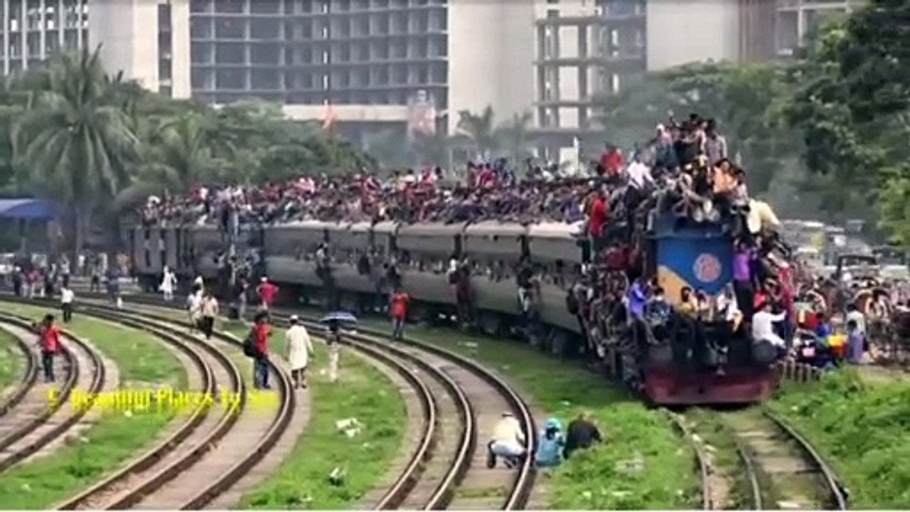 Crowded train in India