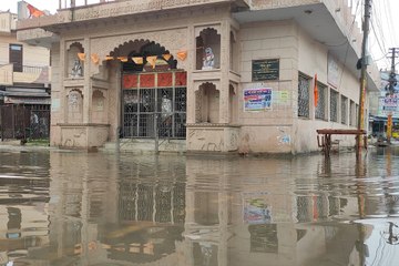 Video herunterladen: Rajasthan Weather : कोटा में तेज हवा संग झमाझम बारिश, बिजली कड़की