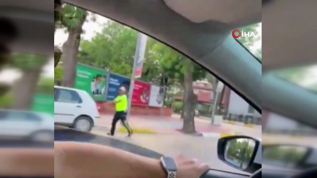 Böyle rahatlık görülmedi! Trafik polisinin haklı sitemi gülümsetti! Bu işte bir terslik var!