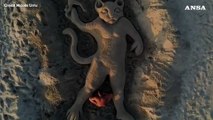 Gattino lanciato nel vuoto, la scultura di sabbia che inverte le parti