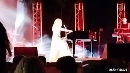 Noemi interrompe concerto a Firenze e lancia messaggio per sorellanza