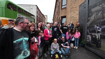 Travis Performs Live Busking Outside Glasgow’s Iconic Barrowlands 🎸
