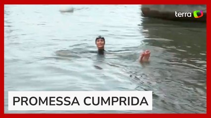 Ministra francesa nada no rio Sena para provar que água está despoluída antes da Olimpíada