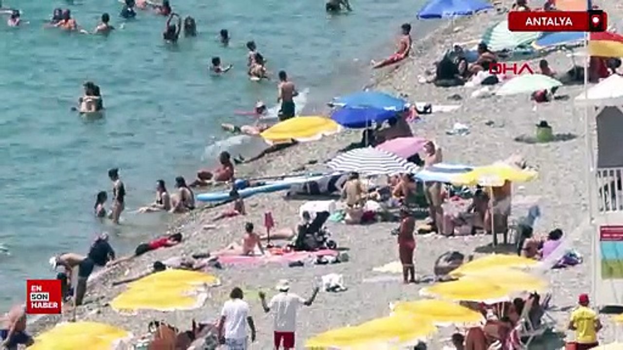 Antalya'da yüksek nem ve sıcak hava bunalttı, sahiller doldu