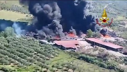 Palmi, incendio devasta l'ex stabilimento Radi: altissima colonna di fumo nero