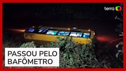 Ônibus escolar que levava crianças cai em rio de SC; motorista ingeriu álcool