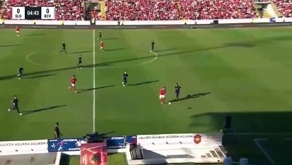 Hazırlık maçında sahadan takla atarak merdivene düştü! Yürekleri ağza getiren o anlar