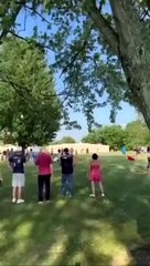 Otro cuerpo, posiblemente del atacante, es grabado por los asistentes al acto