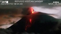 Ecuador, il vulcano Sangay erutta lava: fino a 15 esplosioni al minuto