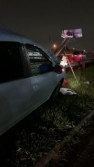 Carro invade canteiro e derruba contador de tráfego na BR-116