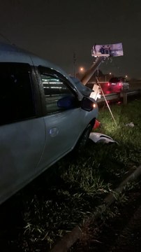 Carro invade canteiro e derruba contador de tráfego na BR-116