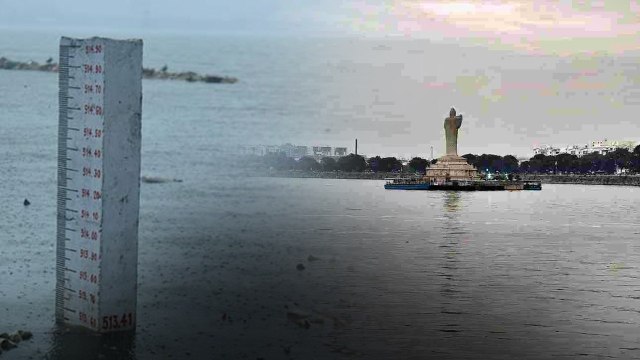 హుస్సేన్ సాగర్ కు భారీగా చేరుతోన్న వరద నీరు | Oneindia Telugu