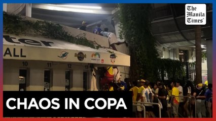 Ticketless fans climb over wall to get into Copa final
