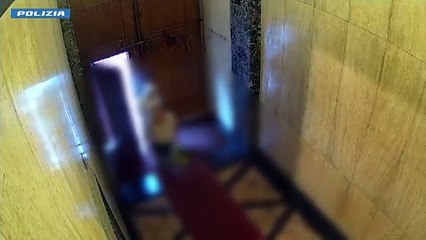 Picchia e rapina una coppia di anziani dopo averli seguiti fino a casa: fermato un 41enne