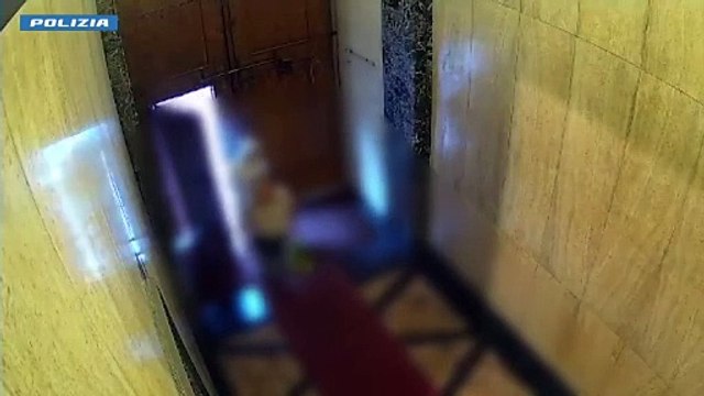 Picchia e rapina una coppia di anziani dopo averli seguiti fino a casa: fermato un 41enne