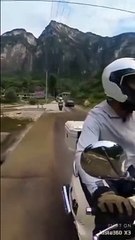 Un motard finit sa course en beau plongeon