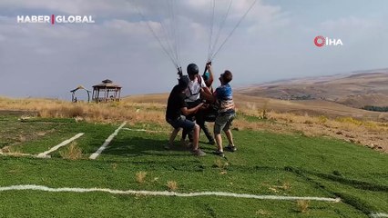 15 Temmuz şehidinin ismini yamaç paraşütüyle dalgalandırdı