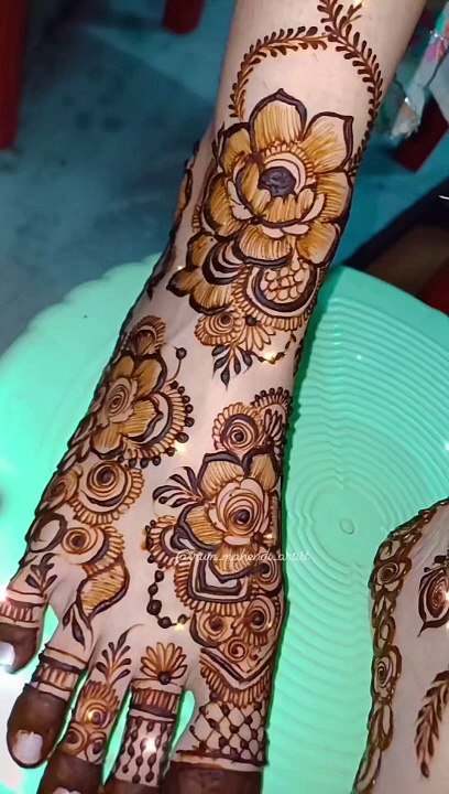 Henna design