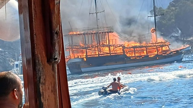 Marmaris'te tur teknesi yangını makine dairesinden çıkmış; 2 gözaltı