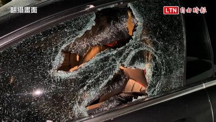 台東街頭疑飛車追逐持開山刀尋仇 賓士與TOYOTA高速追撞(翻攝畫面)