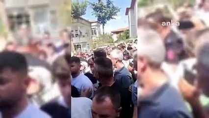 AKP'li Elitaş'a Kayseri'de protesto: Duyun sesimizi, kaçmayın!