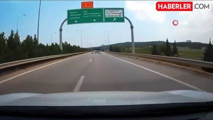 Seyir halindeki kamyonetin meyve sebze kasaları yola saçıldı