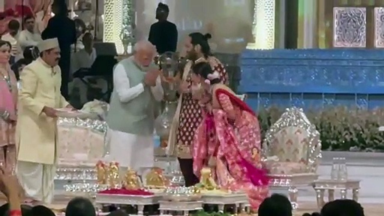 अनंत राधिका ने पीएम मोदी के पैर छूकर लिया आशिर्वाद