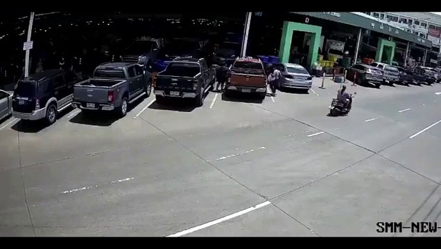 Quand tu voyages tranquillement sur le chargement du camion... raté