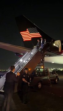 Regardez Donald Trump aperçu en train de descendre de son avion dans le New Jersey, quelques heures seulement après la tentative d’assassinat