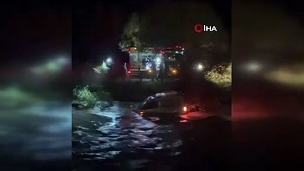 Heyelanda sürüklenen araba dereye düştü: 10 aylık bebek kayıp
