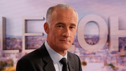 GALA VIDEO - Gilles Bouleau cobaye d’un exercice de tir du GIGN : “On sent l’impact”