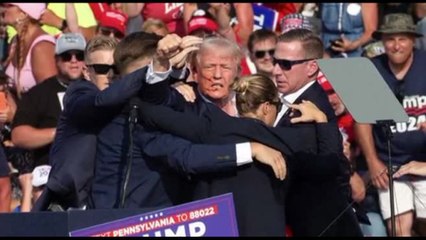 L'attentato a Trump, il sangue, il pugno alzato verso la folla