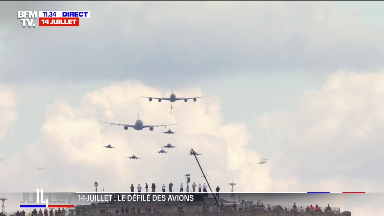 14-Juillet: les avions de l'armée de l'air volent au-dessus de l'Arc de Triomphe