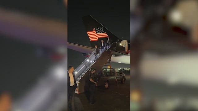 La imagen de Donald Trump descendiendo de su avión horas después del intento de asesinato fallido