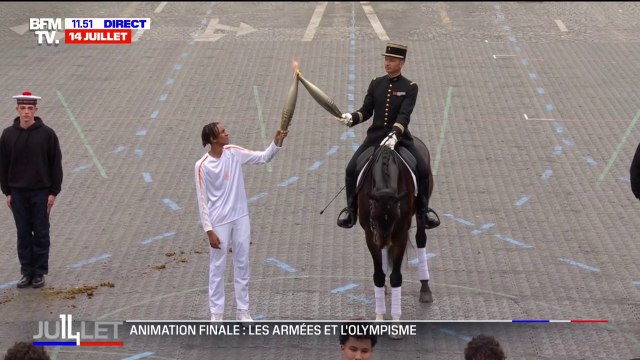 14-Juillet: les images du relais de la flamme olympique sur l'avenue Foch