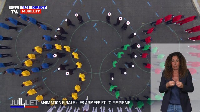 14-Juillet: 80 jeunes forment les anneaux olympiques devant la tribune présidentielle à l'arrivée de la flamme sur l'avenue Foch