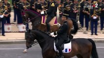 14 juillet : La flamme olympique descend à son tour l’avenue Foch pour ce défilé