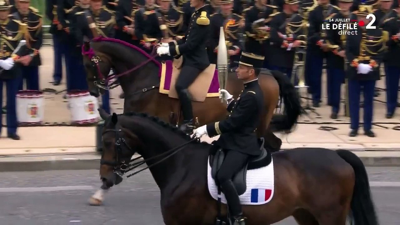 14 juillet : La flamme olympique descend à son tour l’avenue Foch pour ce défilé