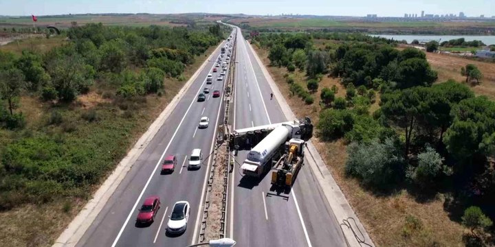 Büyükçekmece'de yakıt tankeri devrildi; yol trafiğe kapatıldı